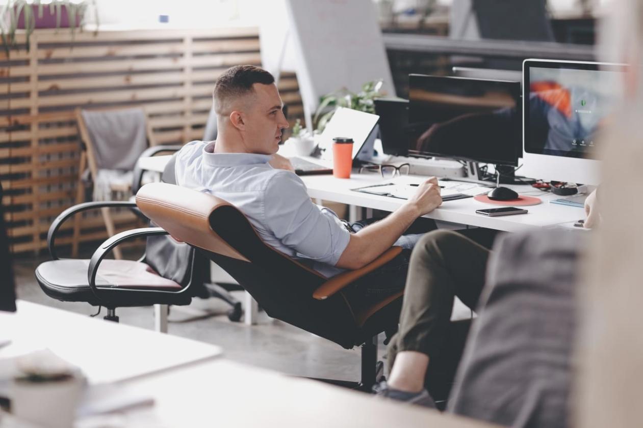 Uczestnicy programu przywódczego podczas sesji grupowej